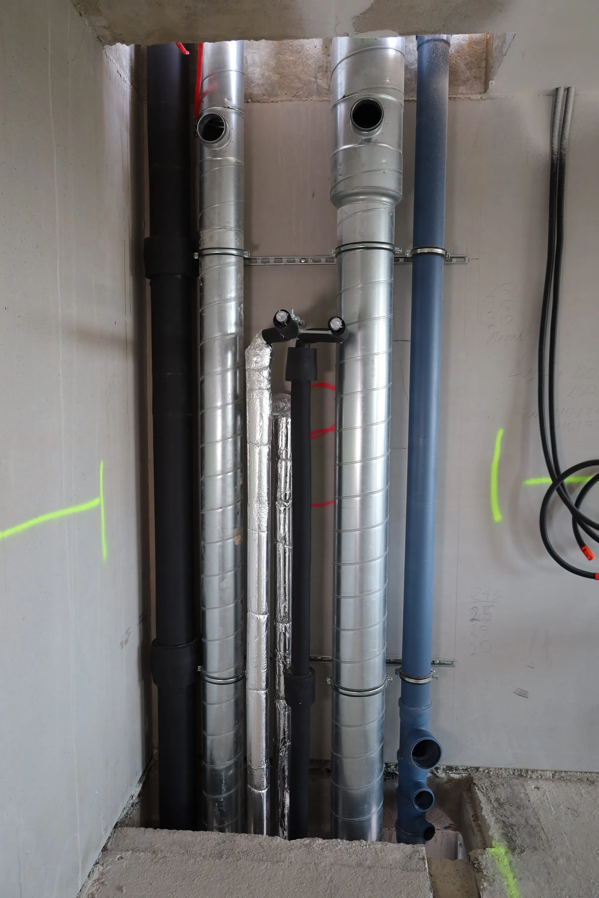 Leidingen en kanalen in een wand in aanbouw, nog zonder afdichting